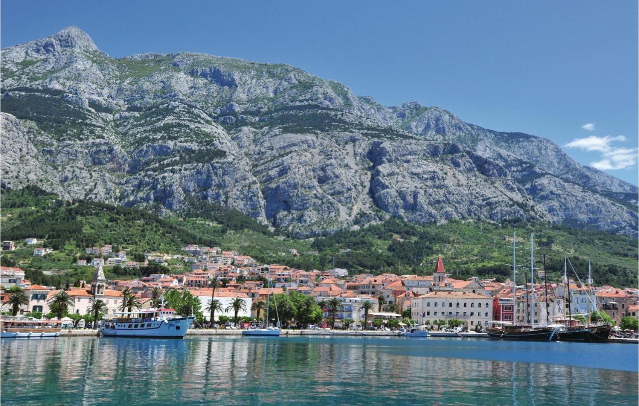 Awesome Apartment In Makarska With Kitchen Exterior foto